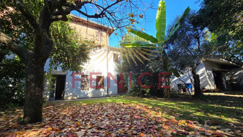 Vi presentiamo un casale nel cuore della campagna di Trevignano, immerso in una zona residenziale...
