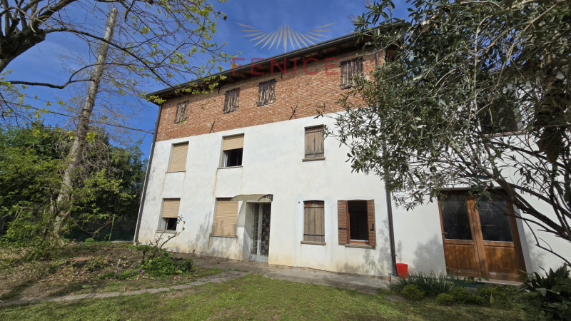 Vi presentiamo un casale nel cuore della campagna di Trevignano, immerso in una zona residenziale...