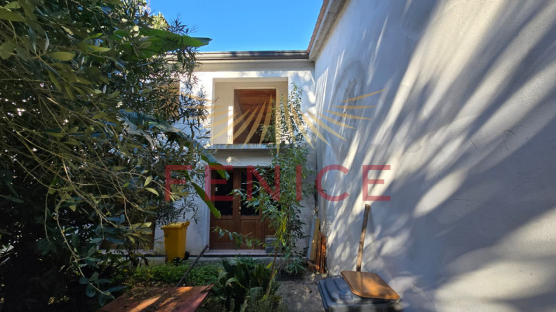 Vi presentiamo un casale nel cuore della campagna di Trevignano, immerso in una zona residenziale...