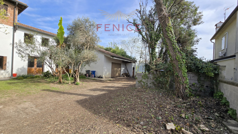 Vi presentiamo un casale nel cuore della campagna di Trevignano, immerso in una zona residenziale...