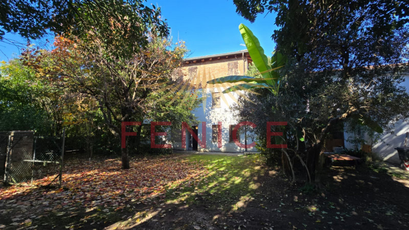 Vi presentiamo un casale nel cuore della campagna di Trevignano, immerso in una zona residenziale...
