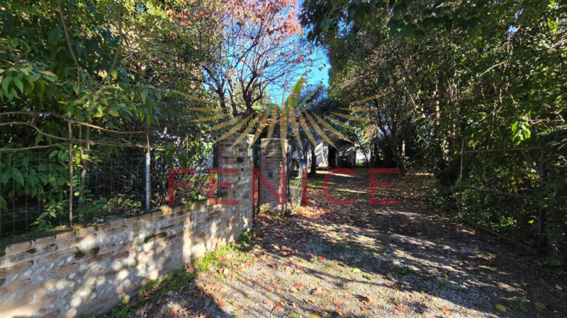 Vi presentiamo un casale nel cuore della campagna di Trevignano, immerso in una zona residenziale...