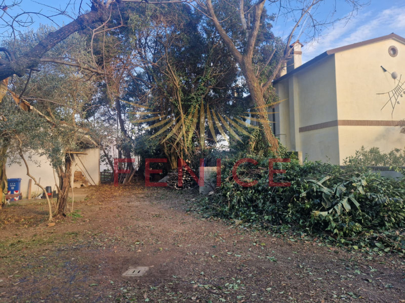 Vi presentiamo un casale nel cuore della campagna di Trevignano, immerso in una zona residenziale...