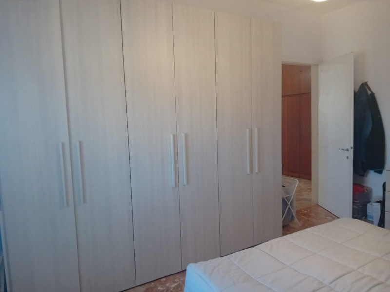 Proponiamo in vendita appartamento di ampia metratura situato al terzo piano rialzato di una pala...