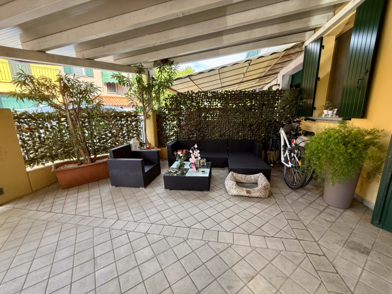 COMPOSIZIONE:
Porzione di casa a schiera di testa, composta da ingresso, zona giorno con cucina i...