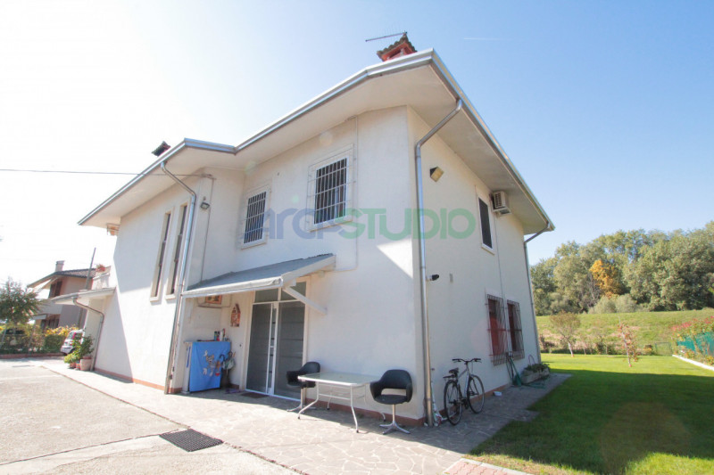 Quinto Vicentino:
Stai cercando una villa singola adatta anche ad ospitare due nuclei familiari s...