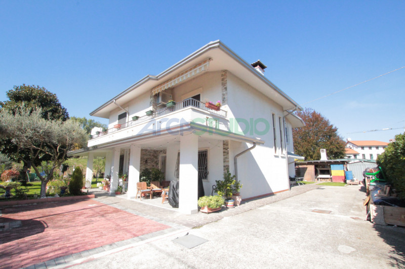 Quinto Vicentino:
Stai cercando una villa singola adatta anche ad ospitare due nuclei familiari s...