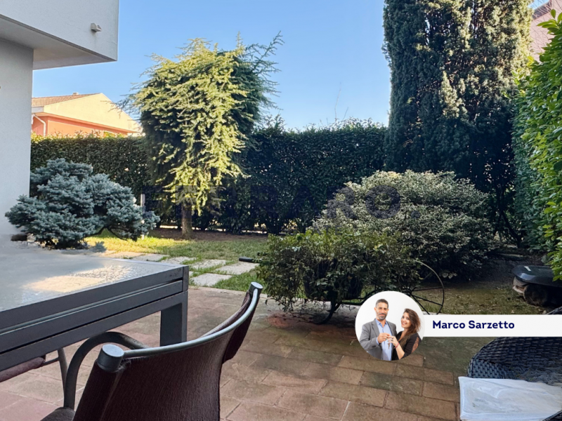 Se stai cercando un appartamento bicamere con giardino privato, in un quartiere tranquillo ma com...