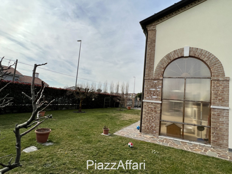 Al centro della frazione di Conche di Codevigo, a 200 metri dalla chiesa, in un contesto residenz...