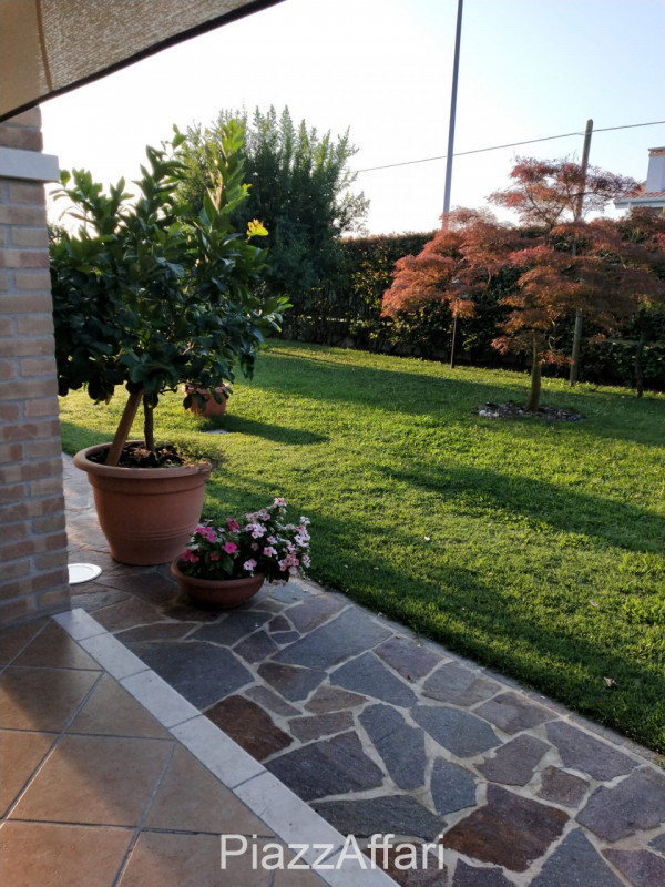 Al centro della frazione di Conche di Codevigo, a 200 metri dalla chiesa, in un contesto residenz...
