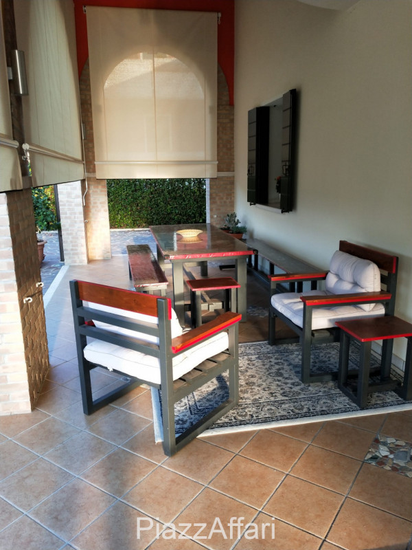 Al centro della frazione di Conche di Codevigo, a 200 metri dalla chiesa, in un contesto residenz...