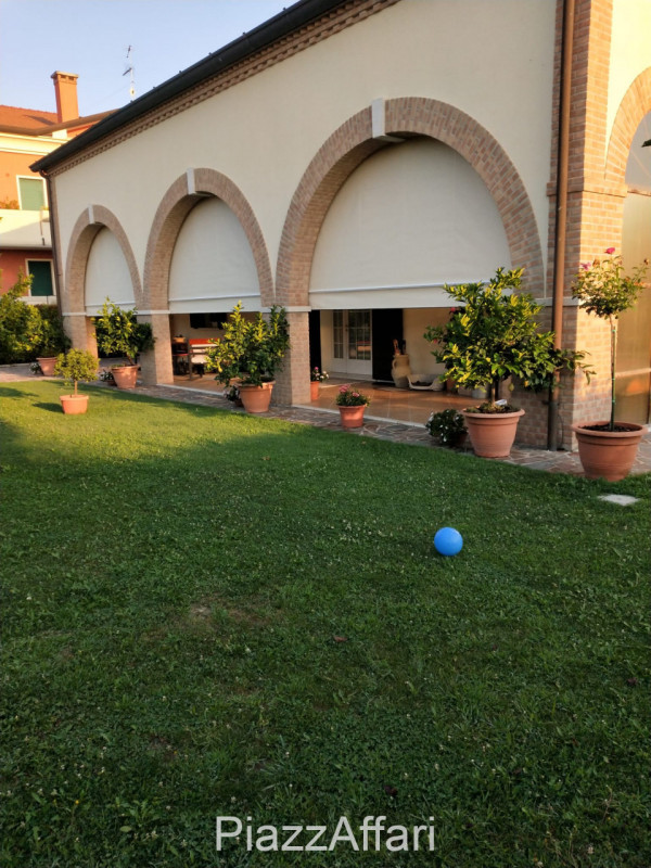 Al centro della frazione di Conche di Codevigo, a 200 metri dalla chiesa, in un contesto residenz...