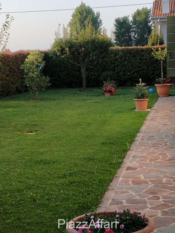 Al centro della frazione di Conche di Codevigo, a 200 metri dalla chiesa, in un contesto residenz...