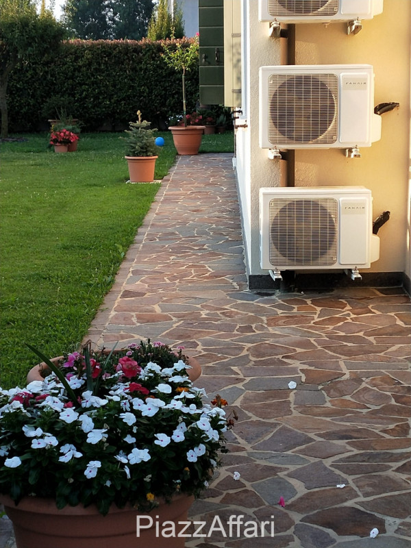 Al centro della frazione di Conche di Codevigo, a 200 metri dalla chiesa, in un contesto residenz...