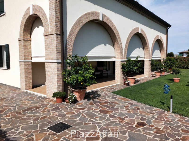 Al centro della frazione di Conche di Codevigo, a 200 metri dalla chiesa, in un contesto residenz...