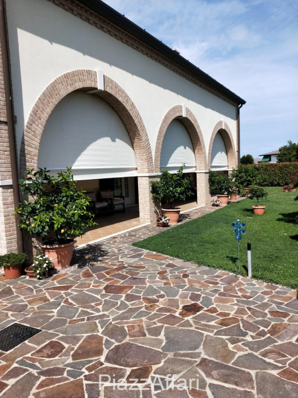 Al centro della frazione di Conche di Codevigo, a 200 metri dalla chiesa, in un contesto residenz...