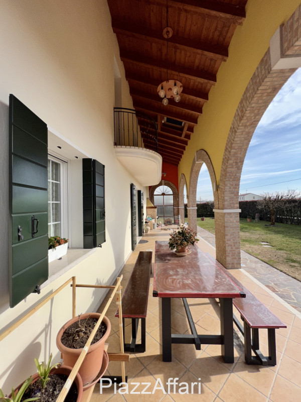 Al centro della frazione di Conche di Codevigo, a 200 metri dalla chiesa, in un contesto residenz...