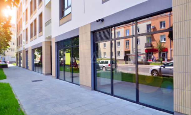 L'Agenzia IRIS propone in affitto negozio dagli ampi spazi e vetrate luminose in zona di forte pa...