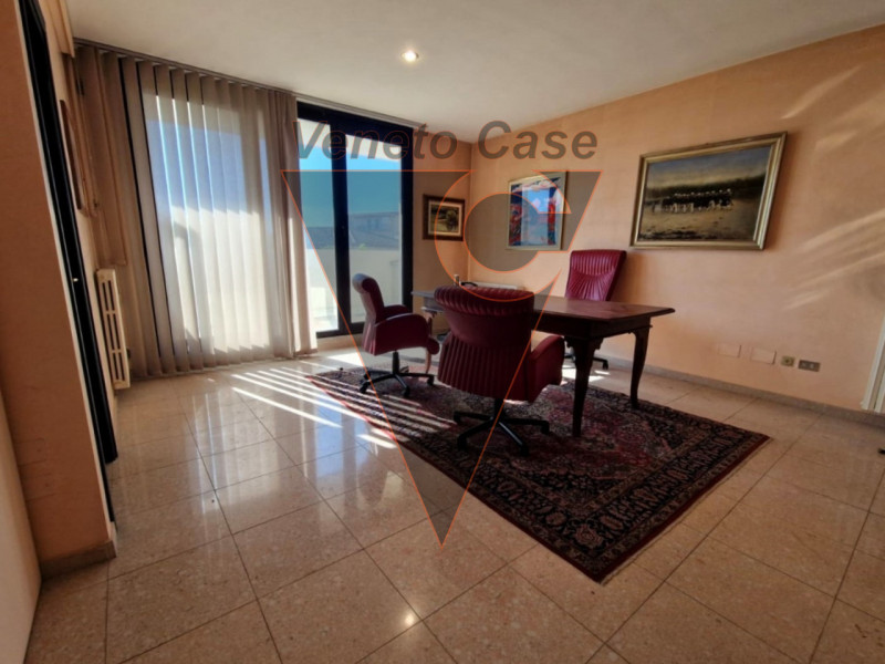 Nel cuore di Monteortone, ad Abano Terme, proponiamo in vendita un elegante ufficio di circa 70 m...