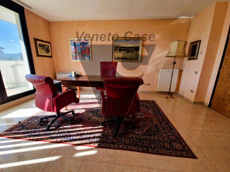 Nel cuore di Monteortone, ad Abano Terme, proponiamo in vendita un elegante ufficio di circa 70 m...