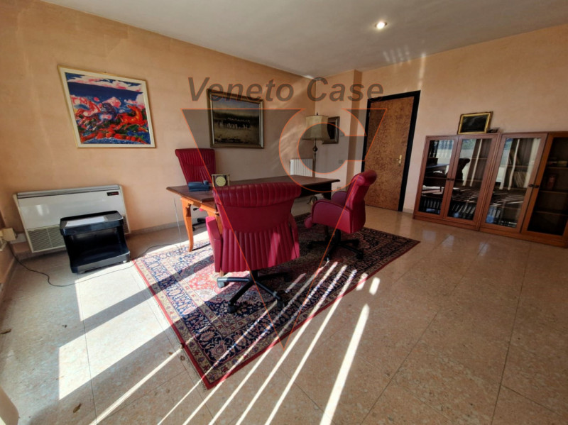 Nel cuore di Monteortone, ad Abano Terme, proponiamo in vendita un elegante ufficio di circa 70 m...