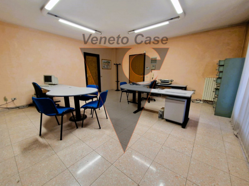 Nel cuore di Monteortone, ad Abano Terme, proponiamo in vendita un elegante ufficio di circa 70 m...