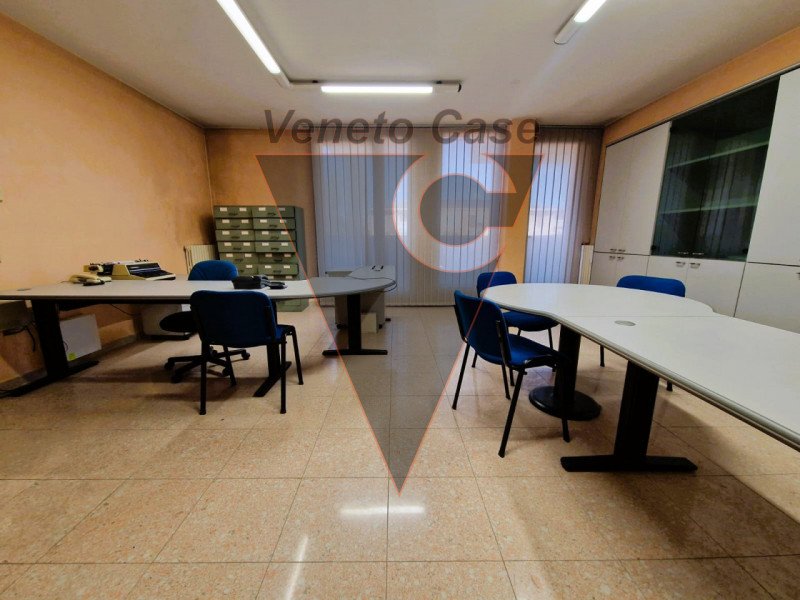 Nel cuore di Monteortone, ad Abano Terme, proponiamo in vendita un elegante ufficio di circa 70 m...