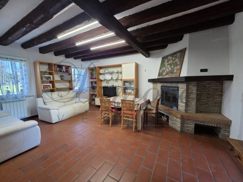 MASSANZAGO: PORZIONE DI BIFAMILIARE CON AMPIO GIARDINO
In zona tranquilla di campagna a Massanzag...