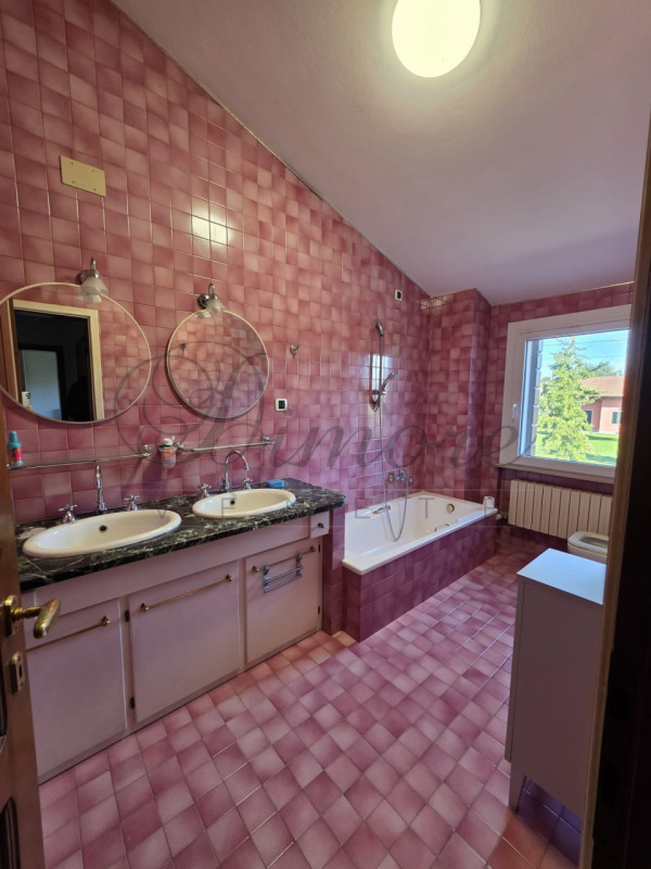 MASSANZAGO: PORZIONE DI BIFAMILIARE CON AMPIO GIARDINO
In zona tranquilla di campagna a Massanzag...