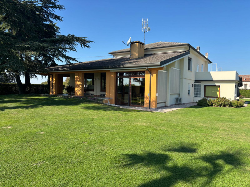 AGUGLIARO: Proponiamo in vendita una splendida villa di circa 300 mq, immersa in un contesto escl...