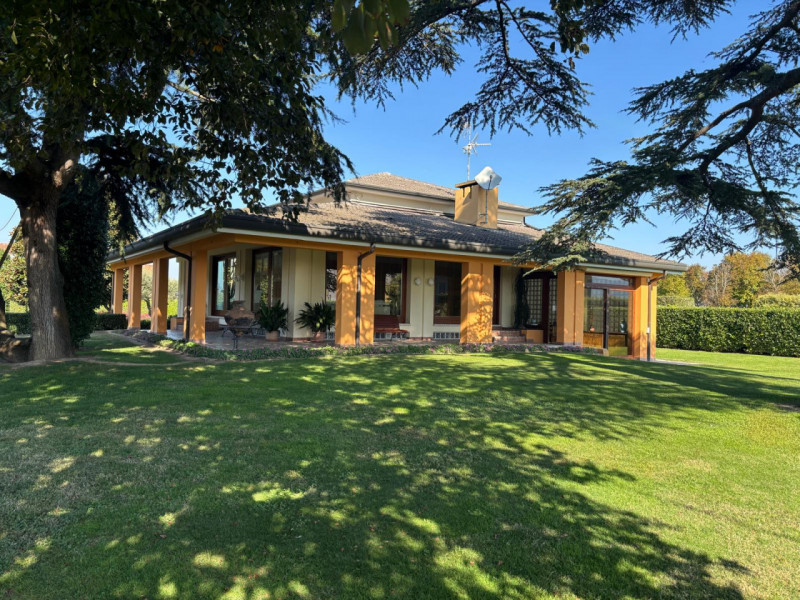 AGUGLIARO: Proponiamo in vendita una splendida villa di circa 300 mq, immersa in un contesto escl...