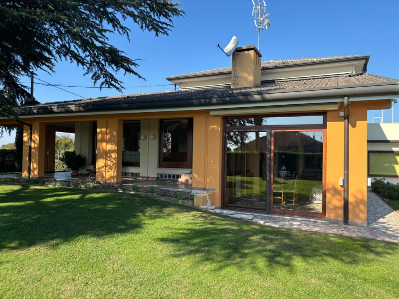 AGUGLIARO: Proponiamo in vendita una splendida villa di circa 300 mq, immersa in un contesto escl...