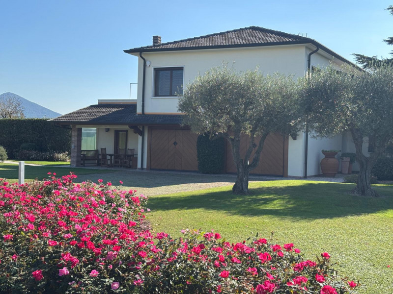 AGUGLIARO: Proponiamo in vendita una splendida villa di circa 300 mq, immersa in un contesto escl...