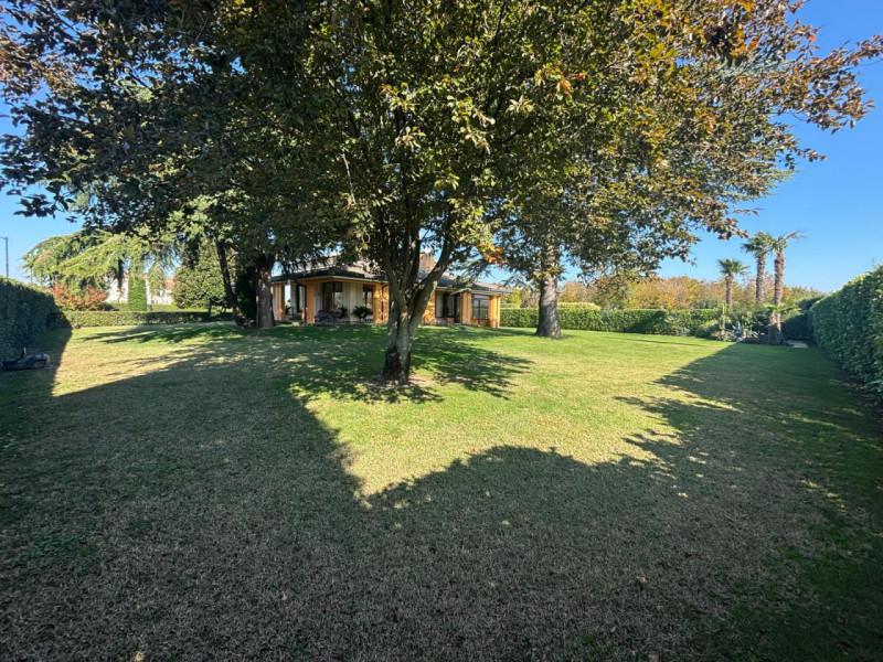 AGUGLIARO: Proponiamo in vendita una splendida villa di circa 300 mq, immersa in un contesto escl...