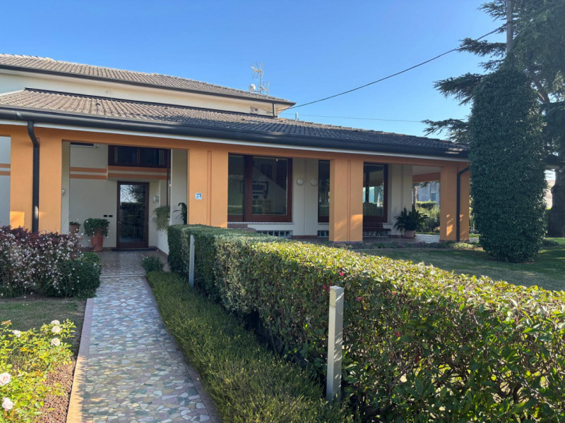 AGUGLIARO: Proponiamo in vendita una splendida villa di circa 300 mq, immersa in un contesto escl...