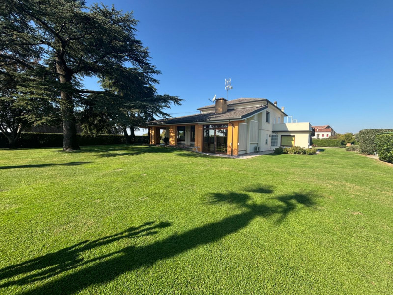 AGUGLIARO: Proponiamo in vendita una splendida villa di circa 300 mq, immersa in un contesto escl...