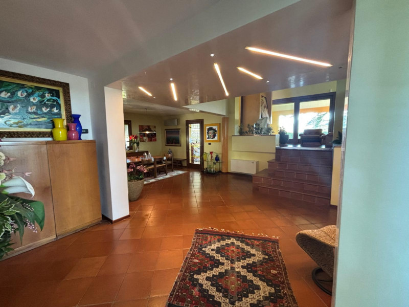 AGUGLIARO: Proponiamo in vendita una splendida villa di circa 300 mq, immersa in un contesto escl...