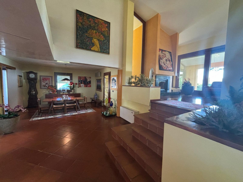 AGUGLIARO: Proponiamo in vendita una splendida villa di circa 300 mq, immersa in un contesto escl...