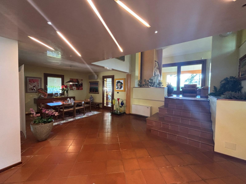 AGUGLIARO: Proponiamo in vendita una splendida villa di circa 300 mq, immersa in un contesto escl...