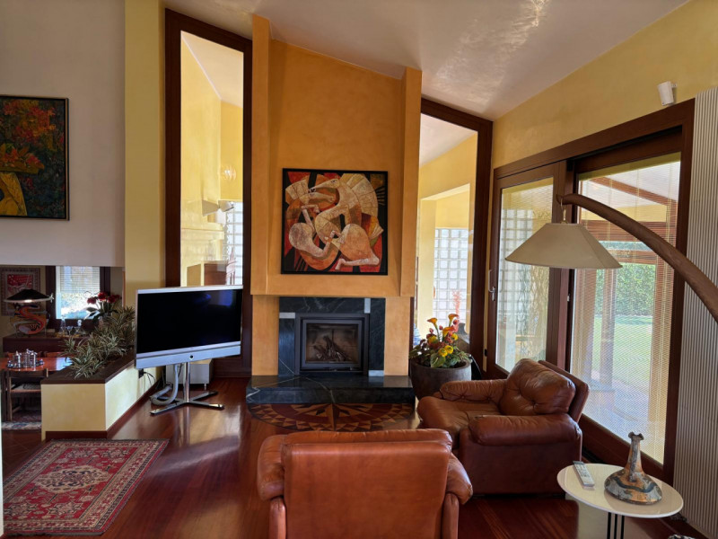 AGUGLIARO: Proponiamo in vendita una splendida villa di circa 300 mq, immersa in un contesto escl...