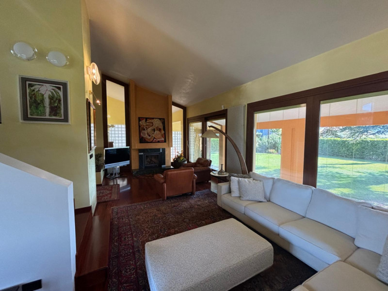 AGUGLIARO: Proponiamo in vendita una splendida villa di circa 300 mq, immersa in un contesto escl...