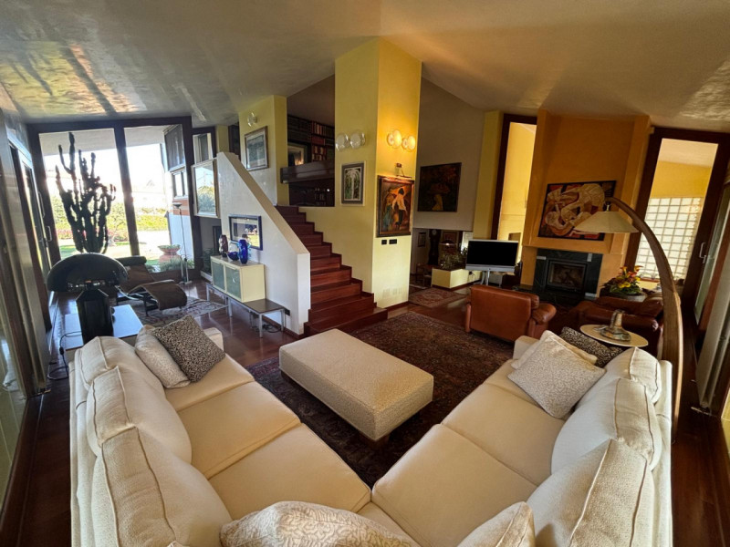 AGUGLIARO: Proponiamo in vendita una splendida villa di circa 300 mq, immersa in un contesto escl...