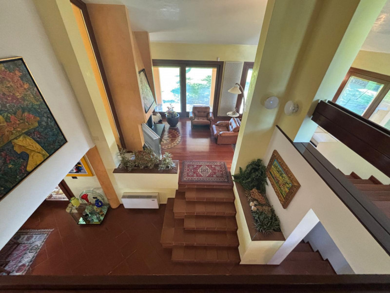 AGUGLIARO: Proponiamo in vendita una splendida villa di circa 300 mq, immersa in un contesto escl...