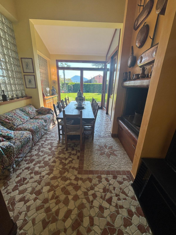 AGUGLIARO: Proponiamo in vendita una splendida villa di circa 300 mq, immersa in un contesto escl...