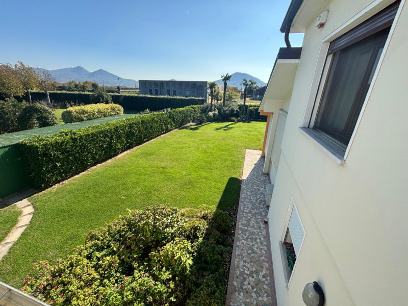 AGUGLIARO: Proponiamo in vendita una splendida villa di circa 300 mq, immersa in un contesto escl...