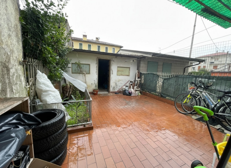 UBICAZIONE E CONTESTO
L’immobile, costruito negli anni ’80, si trova ad Altavilla, in una zona be...