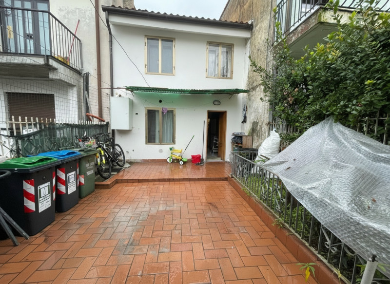 UBICAZIONE E CONTESTO
L’immobile, costruito negli anni ’80, si trova ad Altavilla, in una zona be...