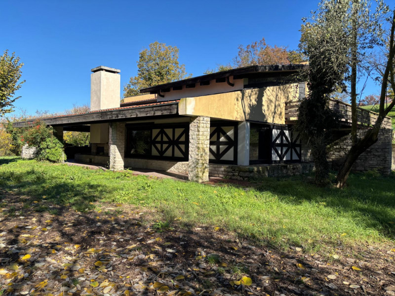 Proponiamo in vendita una splendida villa moderna situata nella suggestiva zona di Valbona, nel c...