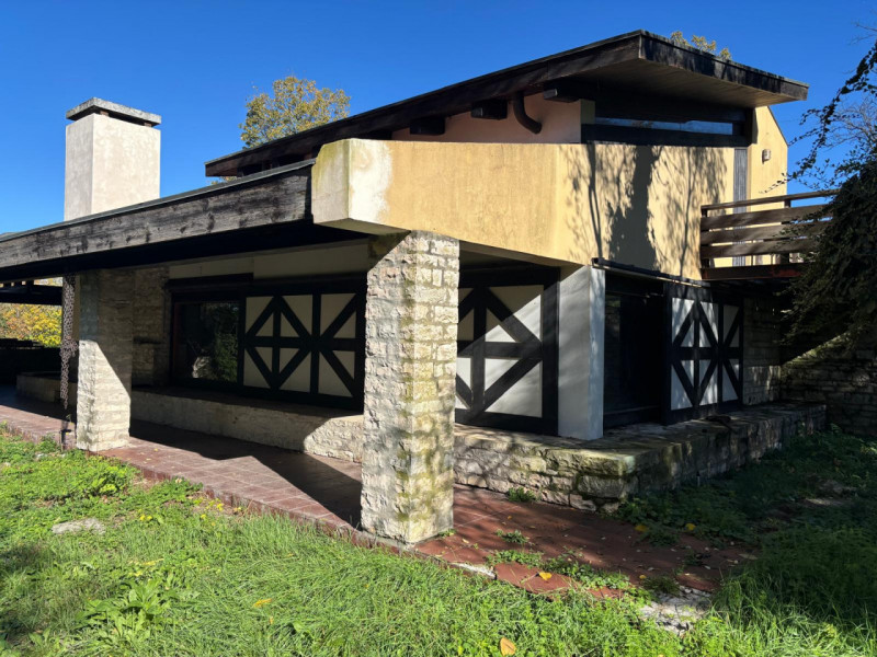 Proponiamo in vendita una splendida villa moderna situata nella suggestiva zona di Valbona, nel c...