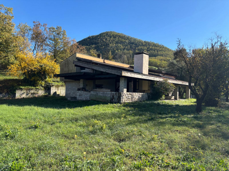 Proponiamo in vendita una splendida villa moderna situata nella suggestiva zona di Valbona, nel c...